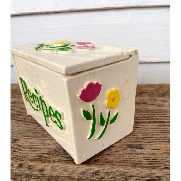 VIntage 1970s Faux white Wood Floral Recipe Box with Recipes Retro - Picture 7 of 10